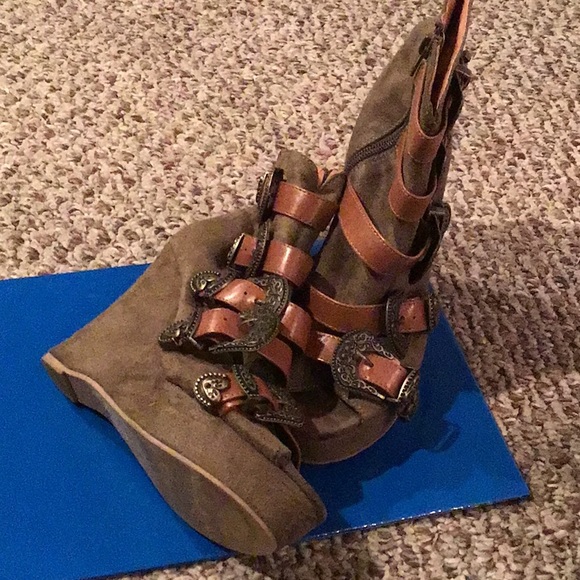 Peep toe wedge booties - Picture 2 of 3